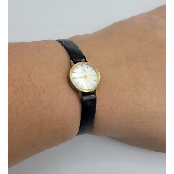 Vtg Solvil Et Titus Ladies Round Face Manual Wind Up Black Leather Band Watch - Picture 2 of 8